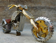 用<span  style='background-color:Yellow;'>手表</span>零件做成的摩托车