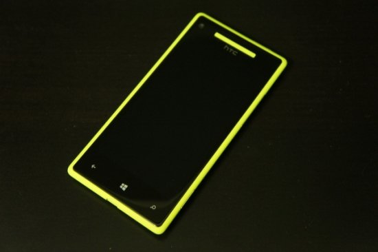 HTC 8X抢眼霓黄色<span  style='background-color:Yellow;'>开箱</span>