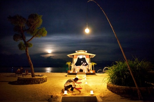 <span  style='background-color:Yellow;'>美丽</span>海滨夜，Gili Trawangan岛上游