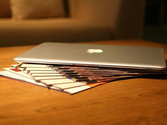 新一代MacBook <span  style='background-color:Yellow;'>AI</span>一代MacBook Air/Pro曝光：大调整+新配色