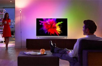 飞利浦推出首款自带环境灯光效果的55英寸<span  style='background-color:Yellow;'>OLED电视</span>